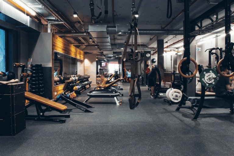 Wie ein Fitnessstudio Sie beim Erreichen Ihrer Fitnessziele unterstützt