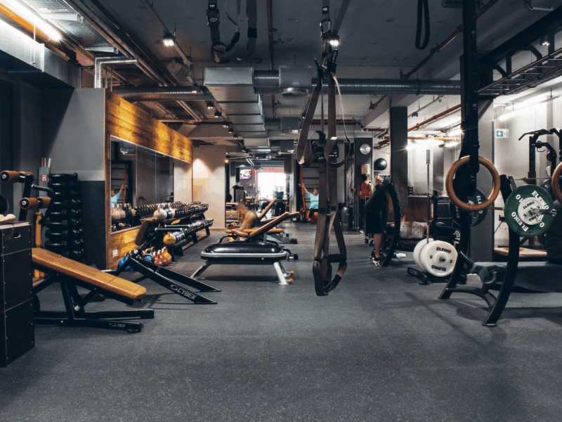 Wie ein Fitnessstudio Sie beim Erreichen Ihrer Fitnessziele unterstützt